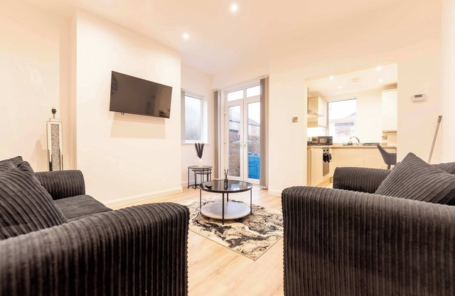 Newly Refurbished 3Bedroom House 15mins to City