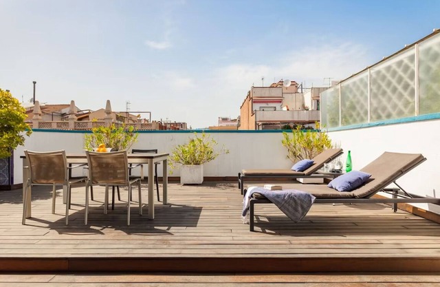 Bright penthouse with terrace of 130 m2 + 40 m2 terrace in the center of Barcelona
