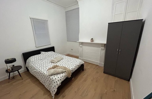 Newly Refurbished Spacious and Bright House.7 min Drive to Nottingham Centre