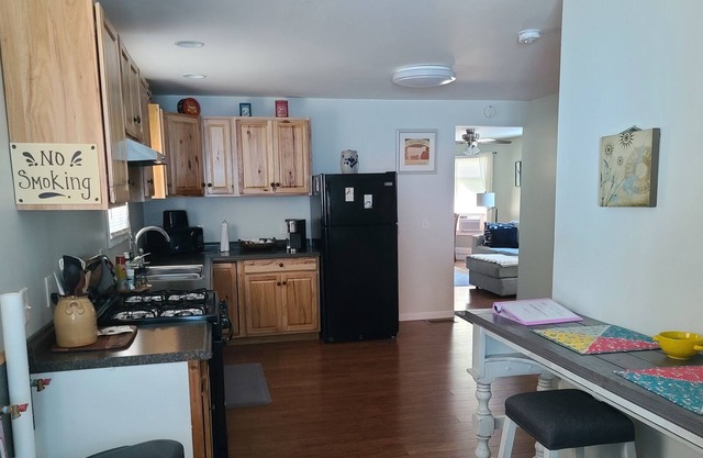 Newly Remodeled 1 bedroom lower with full kitchen and bath
