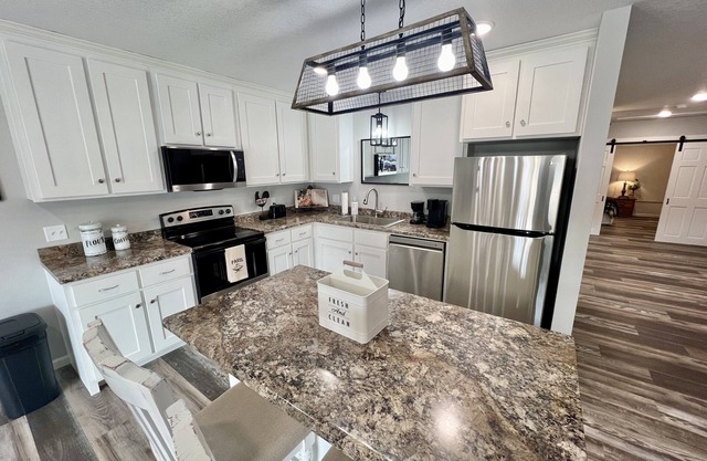 Newly remodeled 1bed 1bath w/full kitchen, walking distance to the town square.