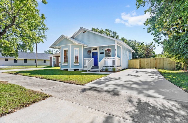 Newly Remodeled 2-bedroom Blue Bungalow in downtown Gulfport
