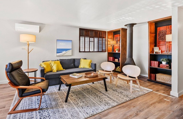 Newly Remodeled 2BR Del Mar Seashore Delight: Near Torrey Pines & Beach