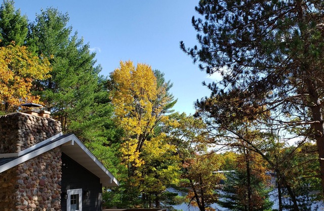 Newly remodeled 3 bedroom home on Island Lake