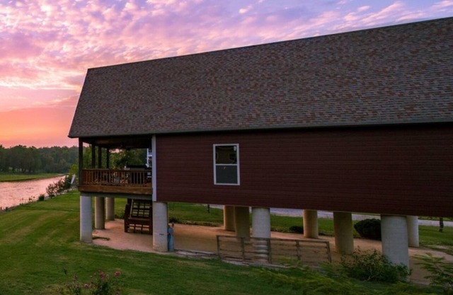Newly Remodeled! 3-Bedroom Cabin on The Banks of The Current River in Doniphan