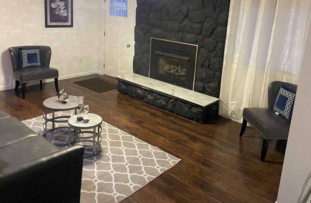 Newly Remodeled 4 BD 2.5 BA Quiet Near Downtown