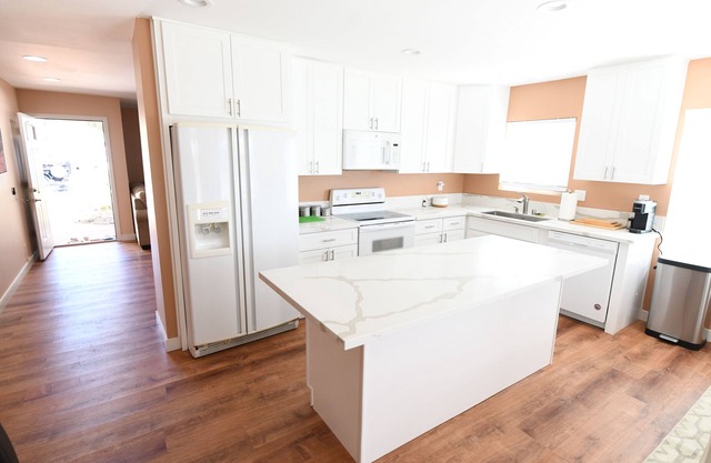 Newly remodeled 7bedroom 3bathroom house