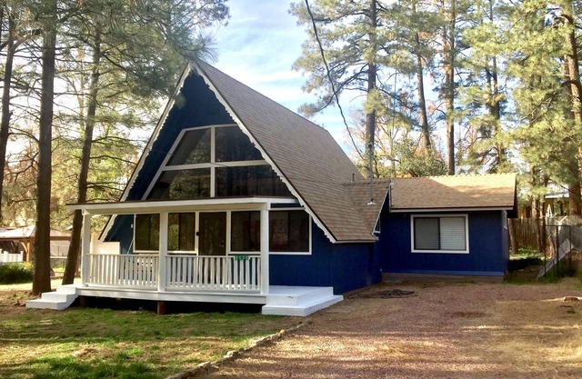 Neu renovierte A-Frame-Kabine in den Kiefern