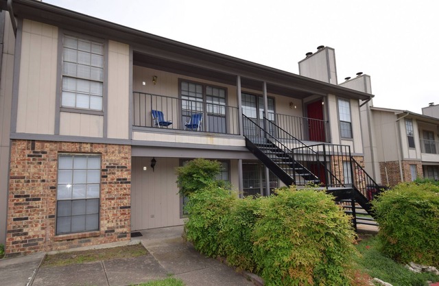 Newly Remodeled and Furnished 2 Bed 1 Bath Unit in a 4-Plex with W/D
