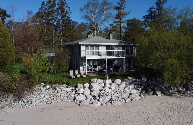 Brand New Remodeled Beachfront Haus