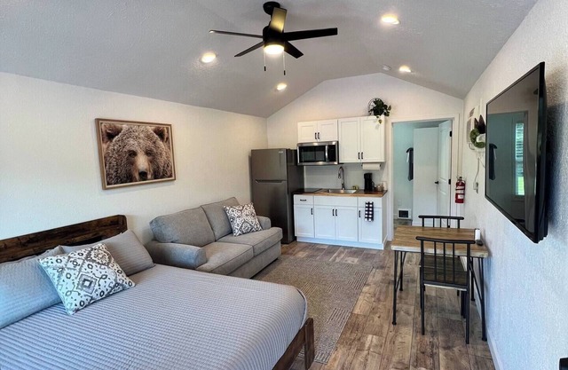 Bear Den Cabin! General store/rentals on-site!
