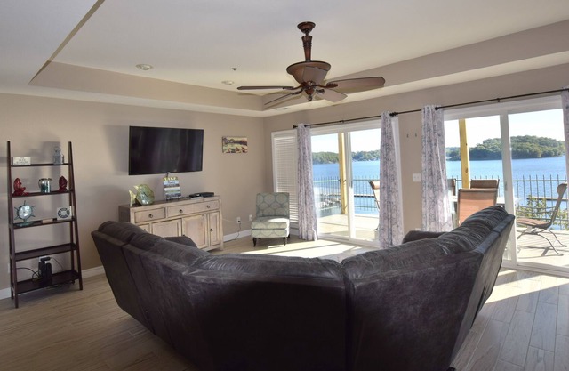 Neu renoviert und wunderschön eingerichtet * Geräumige Water Front 4 Bdrm & 4 Bath
