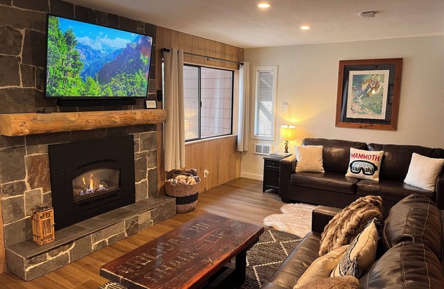 Tastefully Remodeled Cozy Mtn. Condo, Walk to Trails