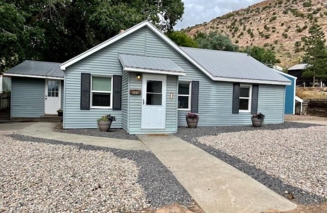 Newly remodeled cottage with King beds, and A/C