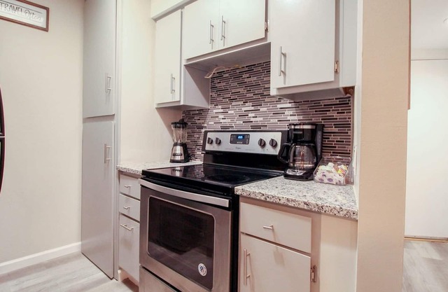 Newly remodeled Cozy Condo w/fire pit, great location- Travel Nurses