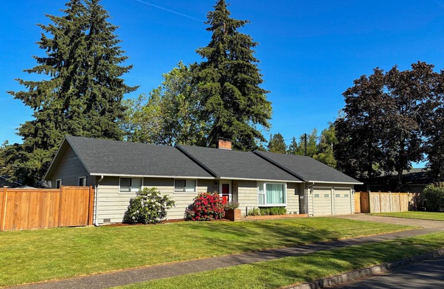 Newly remodeled cozy home with large yard. Close to U of O, Autzen, and Oakway.