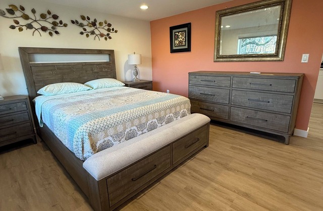 Newly Remodeled Daylight Studio with Lake View