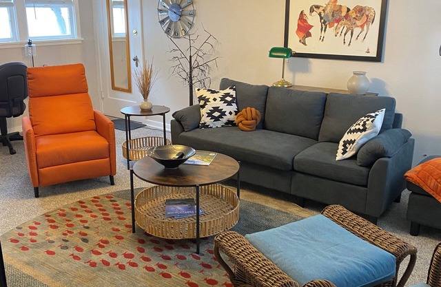 Newly remodeled desirable NW Hill home lower Apartment Walk to RoundUp/Downtown