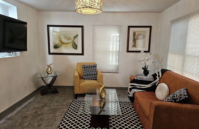 Newly Remodeled House close to Zaragoza Bridge