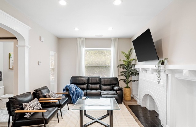 Newly Remodeled/King Bed Oasis/Wash-U & Clayton