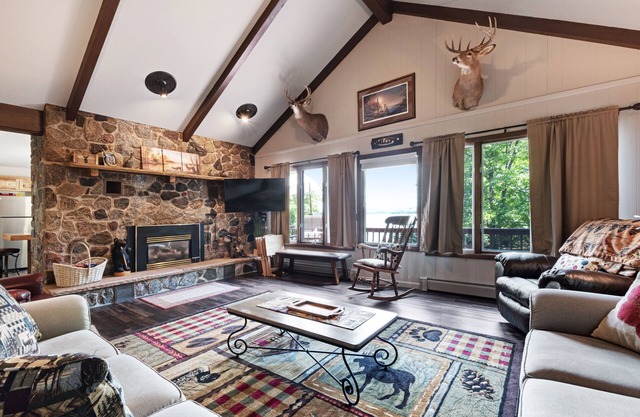 Neu renoviertes Haus am See mit Panoramablick und privatem Badebereich