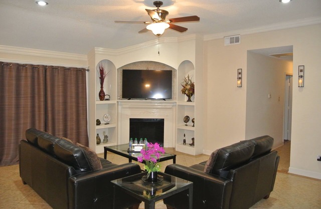 Newly Remodeled Luxurious N Spacious Home. 4BR+2BA/2Kings+3Queens/ Clean+Comfy!!