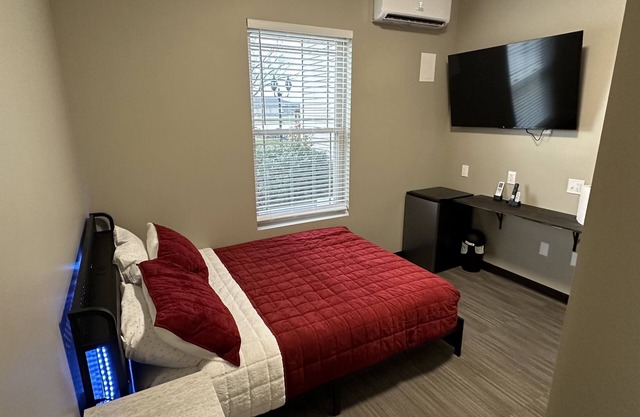 Newly Remodeled! Mattoon Room: B4 - Queen