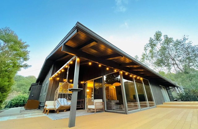 Newly remodeled midcentury modern house close to many attractions