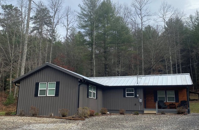 NEWLY Remodeled Private 2-bedroom mountain house in beautiful Murphy