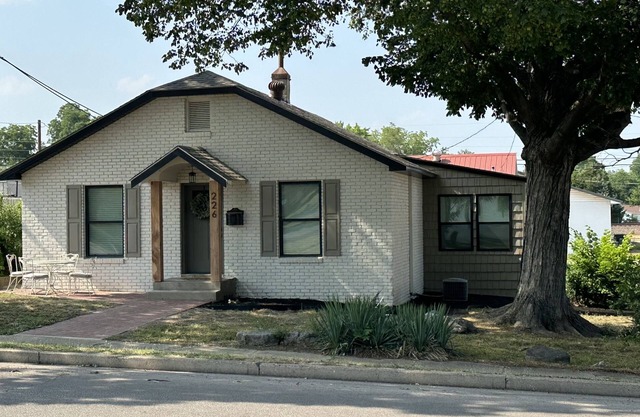 Newly remodeled quaint 2 bedroom 2 bath home in downtown Dexter, Missouri