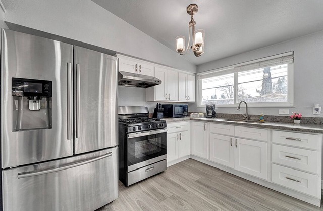 Newly remodeled San Jose 3b 2ba house, open space with huge sofa, big backyard.