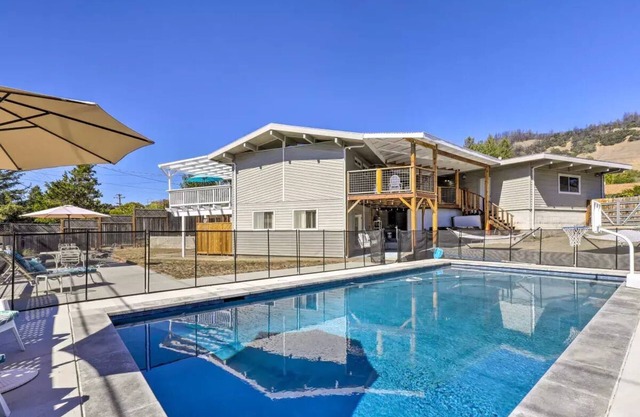 Newly remodeled Santa Rosa retreat w/ pool and hot tub!
