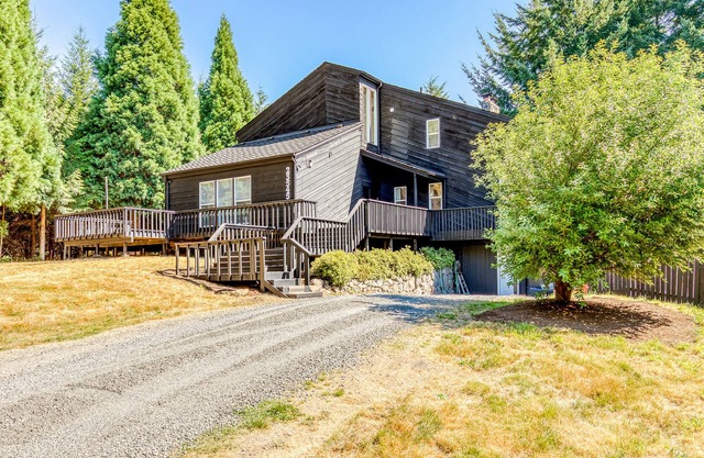 Newly remodeled secluded home with pool, large deck, WiFi, & washer/dryer