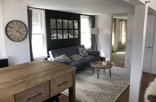 Neu renovierte geräumige Innenstadt Apt Blocks vom Lake Superior entfernt