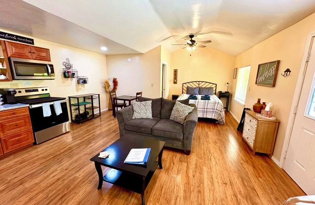 Newly remodeled Studio Cottage, perfect for two!