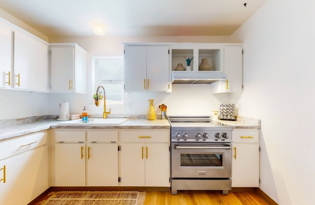 Newly remodeled suite near park with a deck & luxuriously designed interior