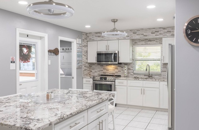 Newly remodeled! Super Clean, Great location, Family Size, 7 mins Raymond James