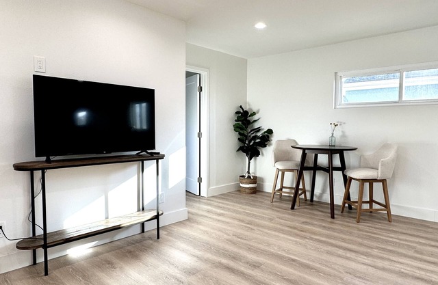 Newly remodeled unit - 5 mins from the beach!