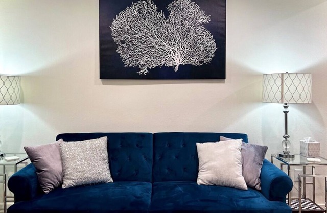 Newly remodeled, modern, FREE parking, King bed, family-friendly