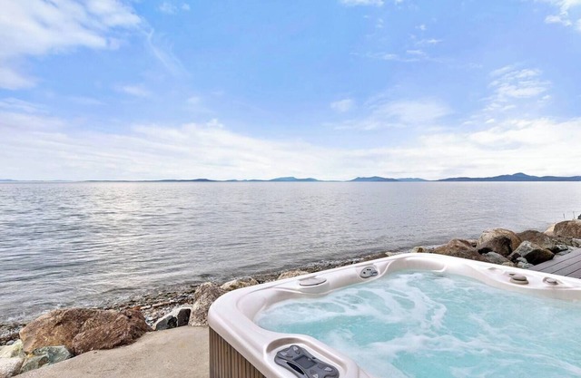 Newly Remodeled Waterfront Whidbey Island, Hot Tub
