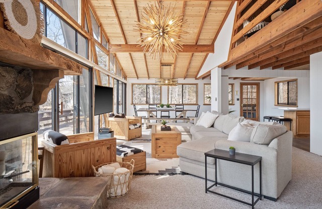 Newly Remodeled - Whitetail Lakeside Retreat