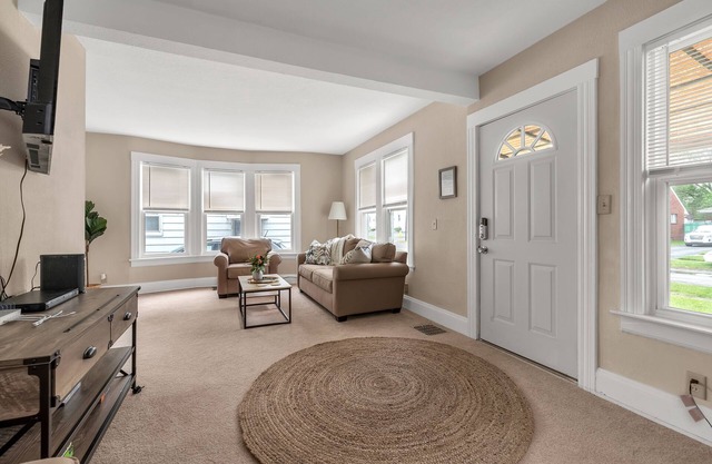 NEWLY REMODLED 3BD Home Walk To ProMedica Hospital