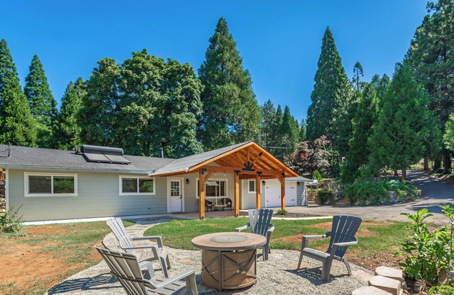 Newly Remodled home walking distance to APPLE HILL + SAUNA