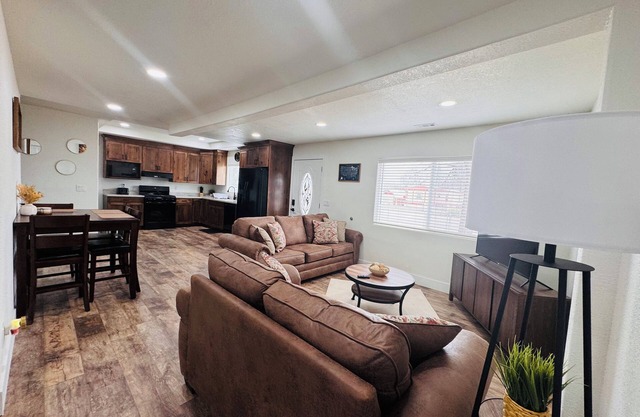 Newly reno’d 2-bed, 2 bath house with carport - 1 min drive from downtown Lamar.