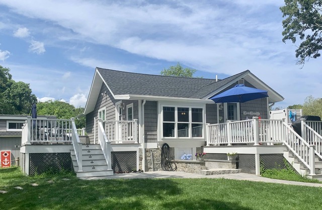 Neu renoviert, charmant, Cottage w / Waterview-Fire Pit-kurzen Spaziergang zum Privatstrand