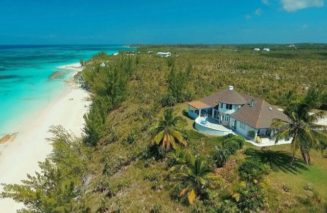 Neu renovierte Beachfront Estate w / Pool, Privatsphäre, abgelegenen Pink Sand Beach