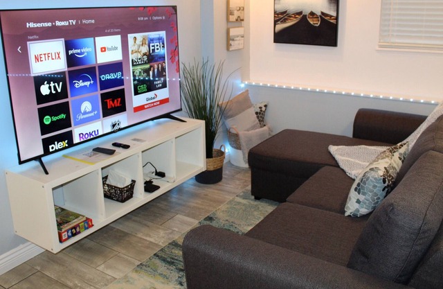 Newly Renovated 1 Bedroom Suite with Free Parking, Fast WIFI & Hot Tub