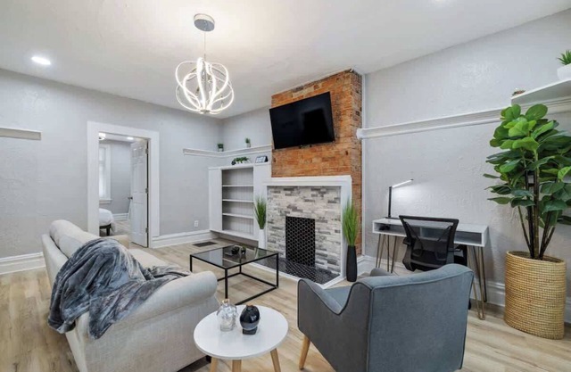 Newly Renovated 1 BR 1 BA in Highland Park!
