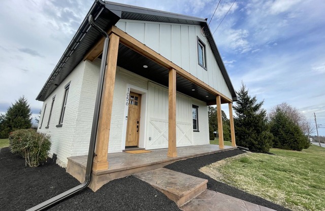 Newly renovated 1800’s one room schoolhouse with modern comforts and a hot tub!