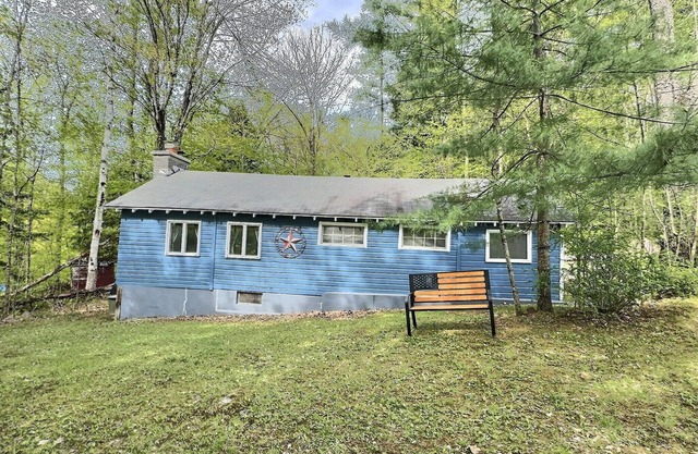 Newly Renovated 2 bedroom + LOFT cabin with WiFi at the Lake!